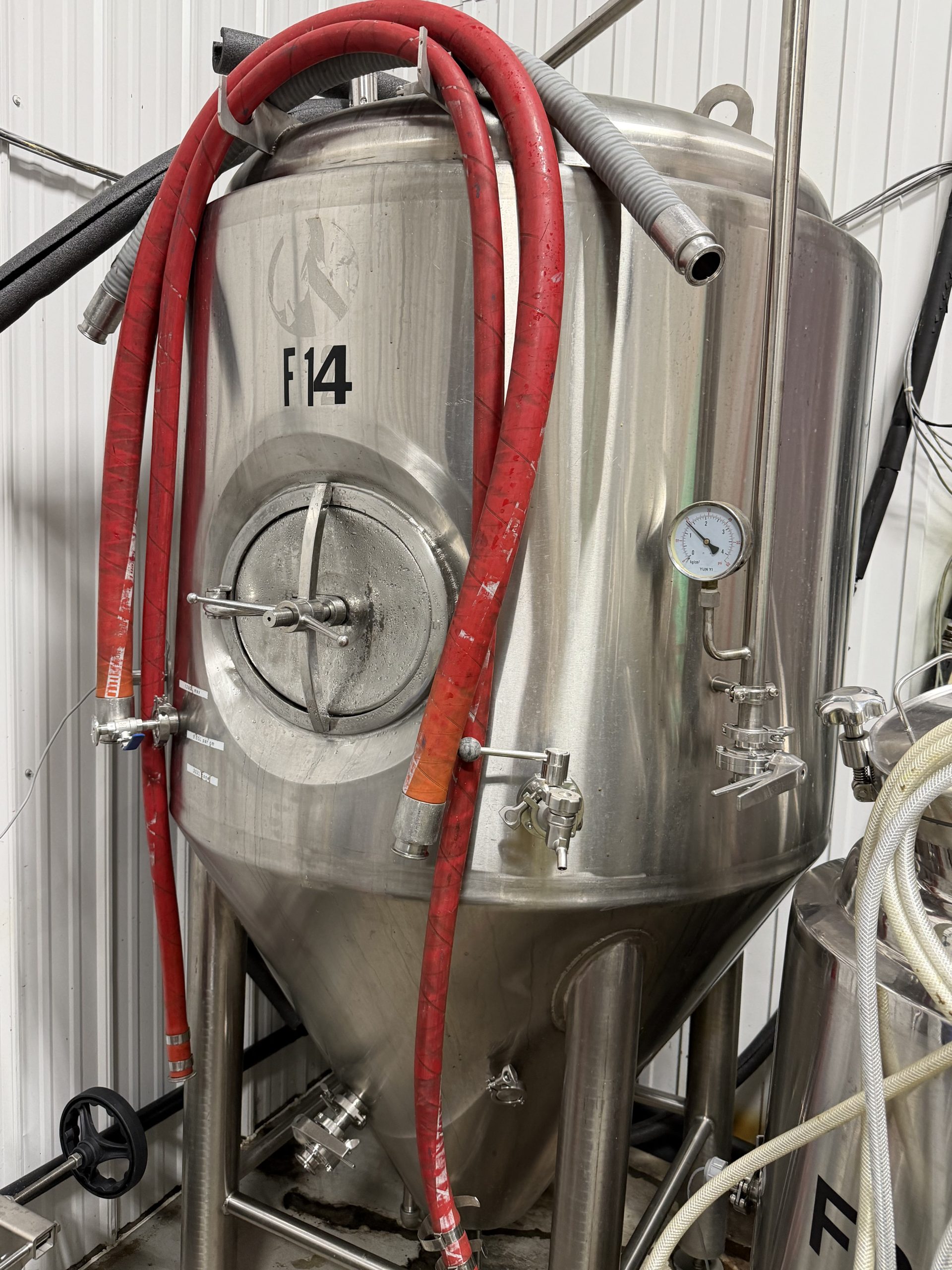 10 hL (1,000 L) Double Jacketed Stainless Steel Fermentation & Conditioning Tank | Includes CIP Spray Ball & Carbonation Stone