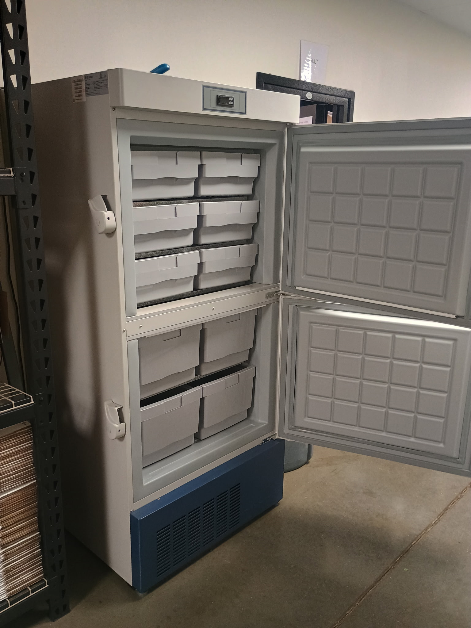 Global Industrial™ 2453706 Upright Laboratory Freezer, 17.3 Cu.Ft., 2 Solid Doors