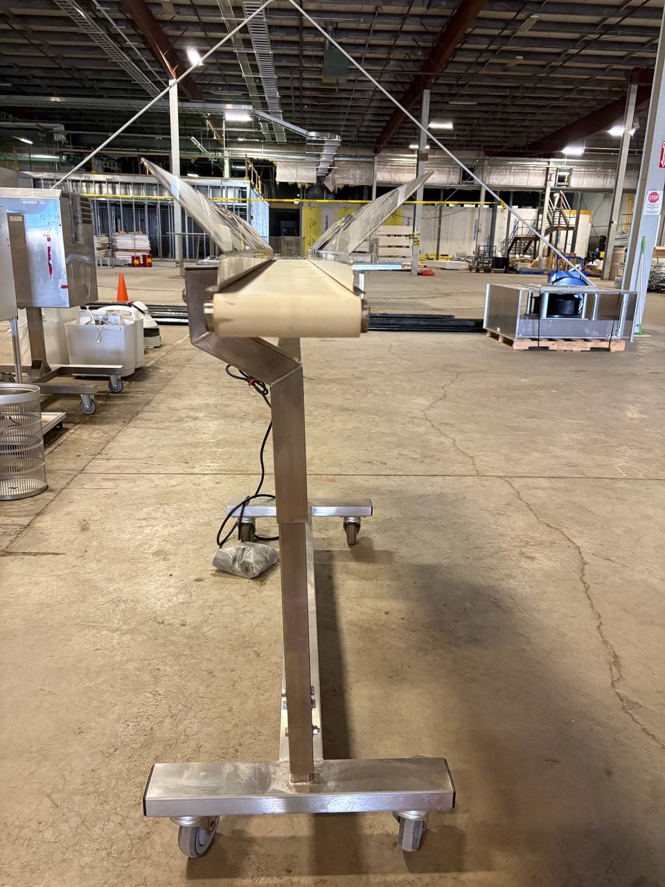 MOBIUS INFEED CONVEYOR