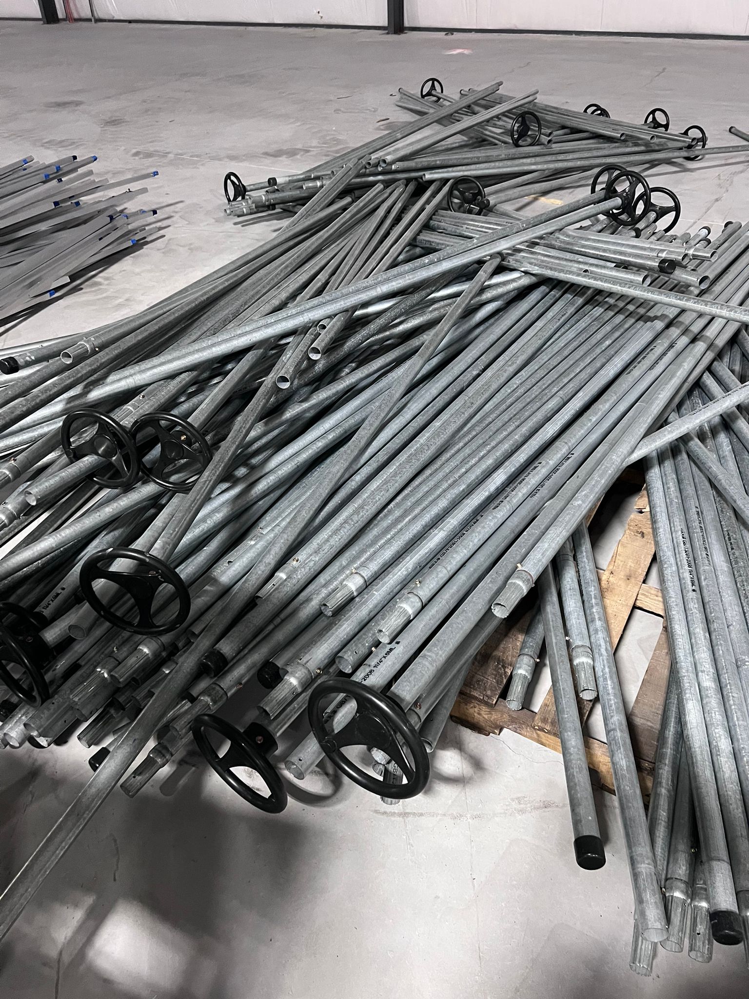 Rolling Harvester Tables with Trellis Support